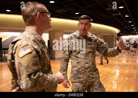 Sgt. 1st classe Aaron Heft, historien militaire du programme de développement des chefs d'études sur le terrain du combat, Garde nationale de l'Armée, s'entretient avec les États-Unis Le capitaine de la Garde nationale de l'armée, Clinton Bradley, Bravo Battery, 3rd Bataillon, 112th Field Artilley Regiment (FAR), 44th Infantry Brigade combat Team (IBCT), Garde nationale de l'armée du New Jersey (NJARNG), sur les différents types de fusils utilisés pendant la guerre civile, 12 juin 2022, Gettysburg National Military Park Visitors Centre, Gettysburg, Pennsylvanie. Le bataillon du 3rd, 112th FAR, a effectué un tour d'état-major axé sur l'utilisation de l'artillerie de campagne pendant la guerre civile. RI. Du personnel Banque D'Images