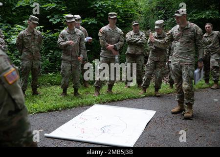 Sgt. 1st classe Aaron Heft, historien militaire du programme de développement des chefs des études sur le terrain de combat de la Garde nationale de l'Armée, parle de la position de l'Union sur Little Round Top, aux soldats du 3rd Bataillon, 112th Régiment d'artillerie de campagne (FAR), 44th équipe de combat de la Brigade d'infanterie (IBCT), Garde nationale de l'Armée du New Jersey (NJARNG), 12 juin 2022, parc militaire national de Gettysburg, Gettysburg, Pennsylvanie. Le bataillon du 3rd, 112th FAR, a effectué un tour d'état-major axé sur l'utilisation de l'artillerie de campagne pendant la guerre civile. Des manèges ou des études sur les champs de bataille sont effectués pour identifier les leçons tirées de l'historique Banque D'Images