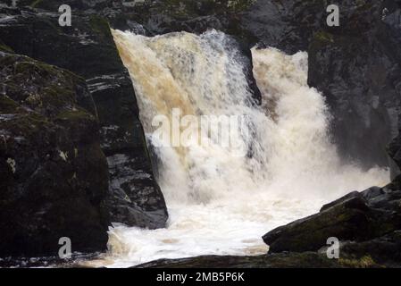 Chutes de neige chutes d'eau dans la rivière Doe sur le sentier des chutes d'eau d'Ingleton, parc national de Yorkshire Dales, Angleterre, Royaume-Uni. Banque D'Images