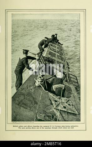 Les marins britanniques embarquent dans le U-C-5, sous-marin allemand de pose de mines, tiré du livre The Story of the Great War ; les records historiques complets des événements à ce jour LES JOURNAUX DIPLOMATIQUES ET D'ÉTAT de Reynolds, Francis Joseph, 1867-1937 ; Churchill, Allen Leon ; Miller, Francis Trevelyan, 1877-1959; Wood, Leonard, 1860-1927; Knight, Austin Melvin, 1854-1927; Palmer, Frederick, 1873-1958; Simonds, Frank Herbert, 1878-; Ruhl, Arthur Brown, 1876- Volume V publié en 1916 Banque D'Images