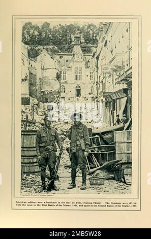 Château-Thierry avec des soldats américains sur la garde du livre The Story of the Great War; The Complete Historical records of events to date DIPLOMATIQUES ET LES JOURNAUX D'ÉTAT par Reynolds, Francis Joseph, 1867-1937; Churchill, Allen Leon; Miller, Francis Trevelyan, 1877-1959; Wood, Leonard, 1860-1927; Knight, Austin Melvin, 1854-1927; Palmer, Frederick, 1873-1958; Simonds, Frank Herbert, 1878-; Ruhl, Arthur Brown, 1876- Volume VII publié en 1920 Banque D'Images