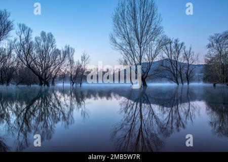 Une vue magique sur un lac en Albanie Banque D'Images