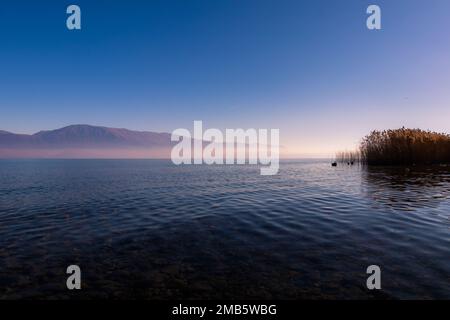 Une vue magique sur un lac en Albanie Banque D'Images