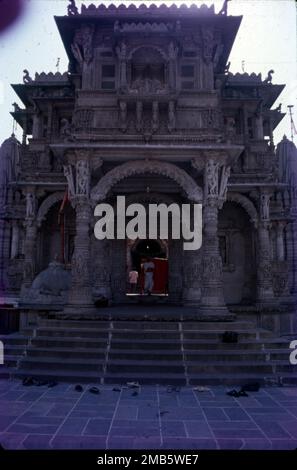 Le temple de Hutheesing est un temple de Jain à Ahmedabad, dans le Gujarat, en Inde. Il a été construit en 1848 par la famille Hutheesing. Le temple mêle l'ancien style architectural du temple Maru-Gurjara avec de nouveaux éléments architecturaux de haveli dans sa conception. La construction du temple a été lancée initialement prévue par Hatheesing Kesarisinh, un riche commerçant d'Ahmedabad qui est mort à l'âge de 49 ans. La construction a été supervisée et terminée par son épouse Harkunwar. Fondé en 1848, le temple de Jain Hutheesing est l'un des temples Jain les plus révérés d'Ahmedabad. Banque D'Images