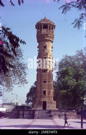 Le temple de Hutheesing est un temple de Jain à Ahmedabad, dans le Gujarat, en Inde. Il a été construit en 1848 par la famille Hutheesing. Le temple mêle l'ancien style architectural du temple Maru-Gurjara avec de nouveaux éléments architecturaux de haveli dans sa conception. La construction du temple a été lancée initialement prévue par Hatheesing Kesarisinh, un riche commerçant d'Ahmedabad qui est mort à l'âge de 49 ans. La construction a été supervisée et terminée par son épouse Harkunwar. Fondé en 1848, le temple de Jain Hutheesing est l'un des temples Jain les plus révérés d'Ahmedabad. Banque D'Images