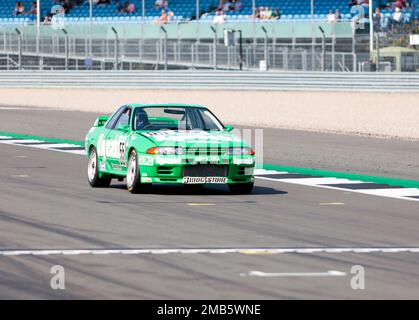 Jonathan Bailey et Andy Middlehurst's Green, 1990 ans, Nissan Skyline, lors du Tony dron Memorial Trophée pour les voitures de tourisme historiques de MRL. Banque D'Images