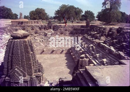 Le Temple du Soleil de Modhéra est un temple hindou dédié à la divinité solaire Surya situé dans le village de Modhéra, dans le district de Mehsana, à Gujarat, en Inde. Il est situé sur la rive de la rivière Pushpagati. Il a été construit après 1026-27 EC pendant le règne de Bhima I de la dynastie Chaulukya. Lorsque vous entrez dans le complexe historique, vous venez d'abord à travers le magnifique kund connu sous le nom de Ramakund, construit en forme rectangulaire contenant 108 sanctuaires à divers dieux et demi-dieux. Banque D'Images