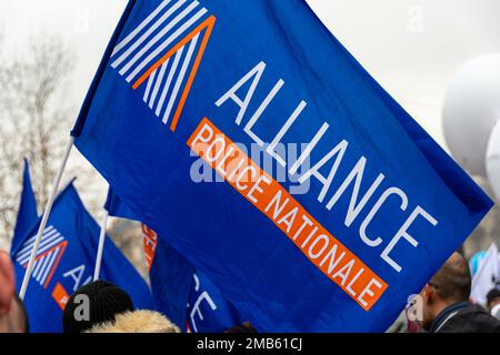 Logo de l'organisation syndicale française Alliance police nationale imprimé sur un drapeau bleu tiré de près lors d'une marche de protestation Banque D'Images