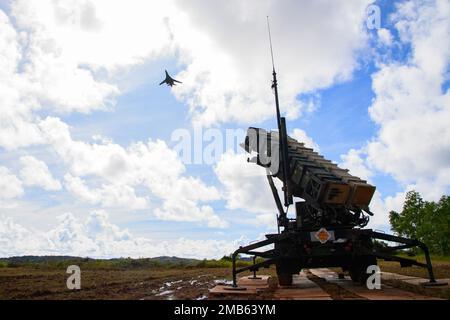 A ÉTATS-UNIS Le danseur de la Force aérienne B-1B affecté à l'escadron de la bombe expéditionnaire 34th survole un lanceur de missiles Patriot MIM-104 affecté à Charlie Battery, 1-1 Bataillon de l'artillerie de défense aérienne à l'aéroport international de Palau en appui au Bouclier Valiant 22, 12 juin 2022. Des exercices comme VS22 permettent aux forces de l'Indo-Pacifique d'intégrer les tactiques de la Marine, du corps maritime, de l'Armée de terre, de la Force aérienne et de la Force spatiale et de s'entraîner dans des effets multi-axes précis, létaux et écrasants, multidomaines qui démontrent la force et la polyvalence de la Force interarmées. Banque D'Images