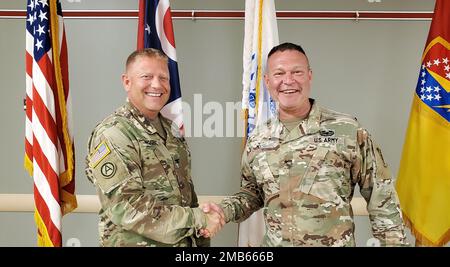 ÉTATS-UNIS Le colonel de l'Armée Greg Rogers, commandant de la Brigade d'artillerie de défense aérienne 174th (à gauche), et Brig. Le général Thomas Moore II, adjudant général adjoint de l'Armée de terre de l'Ohio, se serre la main alors qu'ils posent pour une photo au Centre d'approvisionnement de la Défense de Columbus à Whitehall, Ohio, 12 juin 2022. Rogers a été promu colonel lors d'une cérémonie juste avant la photo. Banque D'Images