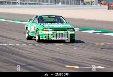 Jonathan Bailey et Andy Middlehurst's Green, 1990 ans, Nissan Skyline, lors du Tony dron Memorial Trophée pour les voitures de tourisme historiques de MRL. Banque D'Images