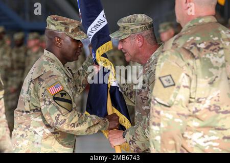 CAMP JOSEPH T. ROBINSON, NORTH LITTLE ROCK, ARCHE. -- Brig. Le général Leland Tony Shepherd remet le drapeau de la Garde nationale de l'Armée de l'Arkansas au sergent de commandement Paul Winkle pour garde après avoir accepté le commandement. Shepherd a été promu général de brigade et a assumé le commandement de la Garde nationale de l'Armée de l'Arkansas dans les cérémonies dos à dos ici 12 juin 2022. Banque D'Images