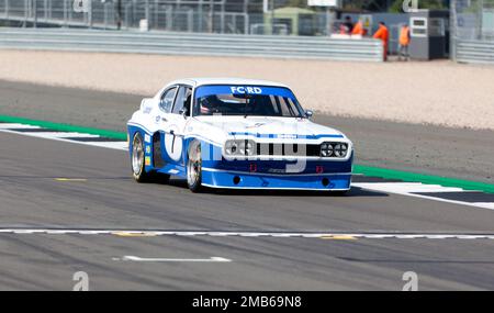 Gary Pearson et Alex Brundle's Blue and White, 1975, Ford Capri RS3100, lors du Tony dron Memorial Trophée pour les voitures de tourisme historiques de MRL. Banque D'Images