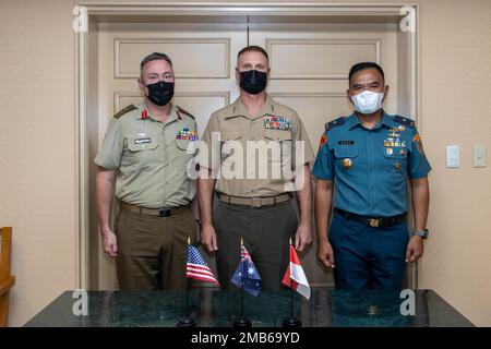 ÉTATS-UNIS Corps maritime Lgén Steven R. Rudder, centre, commandant, États-Unis Corps des Marines Forces, Pacifique, Brig du corps des Marines indonésien. Le général TNI (Mar) Y. Rudy Sulistyanto, à droite, commandant de la Force maritime indonésienne 3rd, et le général Scott Winter, commandant de la Division 1st de l'armée australienne, participent à une réunion trilatérale lors de la huitième itération du Symposium des leaders amphibies du Pacifique, Tokyo, Japon, 13 juin 2022. LES PAS consistent en des discussions et des présentations menées pour promouvoir la sécurité régionale et pour permettre aux forces de réaction en situation de crise. Le symposium de 2022 a rassemblé s Banque D'Images