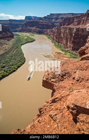 Bateau sur le fleuve Colorado, région de Goose Neck, vue depuis le porte-à-faux de la roche à Gooseneck Overlook, Potash Road, près du parc national de Canyonlands, Utah, États-Unis Banque D'Images