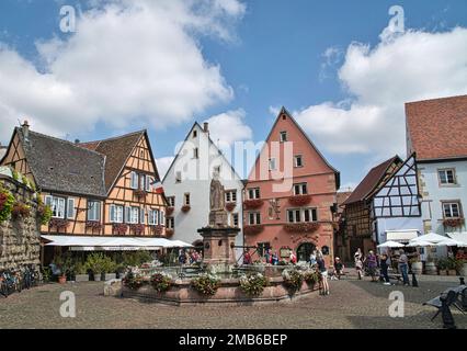 Statue et fontaine Saint-Léon (Pape Léon 1) sur la place Saint-Léon, place du Château, Eguisheim, Alsace, France Banque D'Images