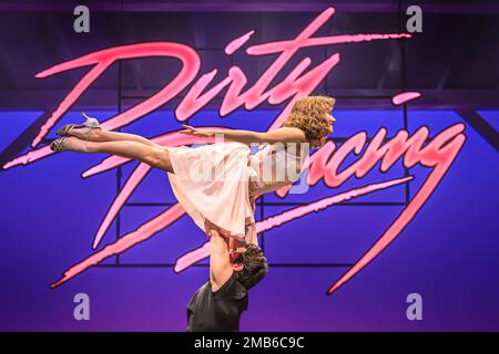 Londres, Royaume-Uni. 20th janvier 2023. 'Dirty Dancing - The Classic Story on Stage' est de retour au Dominion Theatre de Londres pour une course limitée jusqu'au 29th avril, y compris de nombreuses scènes emblématiques du film original. Michael O'Reilly (Johnny Castle), Kira Malou (Frances 'Baby' Houseman) dans les deux rôles principaux. Credit: Imagetraceur/Alamy Live News Banque D'Images