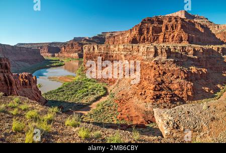 Falaises au-dessus du fleuve Colorado, région de Goose Neck, vue de Gooseneck Overlook, Potash Road, près du parc national de Canyonlands, Utah, États-Unis Banque D'Images