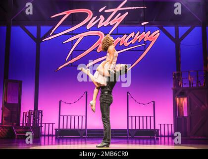 Londres, Royaume-Uni. 20th janvier 2023. 'Dirty Dancing - The Classic Story on Stage' est de retour au Dominion Theatre de Londres pour une course limitée jusqu'au 29th avril, y compris de nombreuses scènes emblématiques du film original. Michael O'Reilly (Johnny Castle), Kira Malou (Frances 'Baby' Houseman) dans les deux rôles principaux. Credit: Imagetraceur/Alamy Live News Banque D'Images