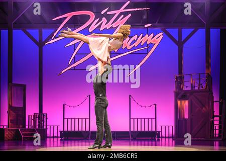 Londres, Royaume-Uni. 20th janvier 2023. 'Dirty Dancing - The Classic Story on Stage' est de retour au Dominion Theatre de Londres pour une course limitée jusqu'au 29th avril, y compris de nombreuses scènes emblématiques du film original. Michael O'Reilly (Johnny Castle), Kira Malou (Frances 'Baby' Houseman) dans les deux rôles principaux. Credit: Imagetraceur/Alamy Live News Banque D'Images