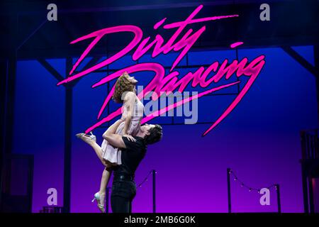 Londres, Royaume-Uni. 20 janvier 2023. Les acteurs Kira Malou comme Frances “Baby” Houseman et Michael O’Reilly comme Johnny Castle à un photocall pour le retour de “Dirty Dancing – The Classic Story on Stage” au Dominion Theatre du West End jusqu’au 29th avril. Credit: Stephen Chung / Alamy Live News Banque D'Images