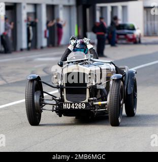 La Frazer Nash TT Replica Supersport 1928, au début de la course des voitures de sport d'avant-guerre BRDC 500 de MRL, au Silverstone Classic 2022 Banque D'Images