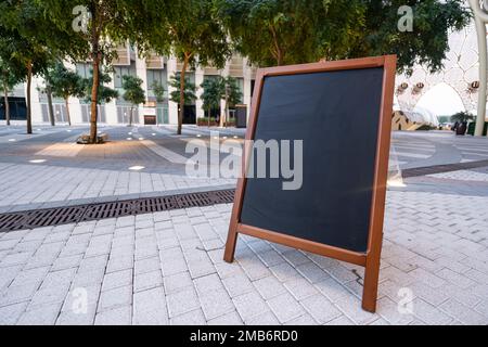 Support de tableau noir pour le menu restaurant et le chevalet de bienvenue café avec espace de copie et chemin d'écrêtage. Panneau d'annonce de menu spécial. Banque D'Images