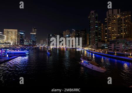 croisière nocturne à la marina de dubaï. Yachts de luxe dans la nuit lumières sur l'eau. Banque D'Images