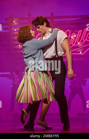 Dominion Theatre, Londres, Royaume-Uni. 20th janvier 2023. 'Danse irty – The Classic Story on Stage' CAST, inc Kira Malou comme Frances “Baby” Houseman et Michael O’Reilly comme Johnny Castle au Dominion Theatre de West End. Après sa course record l'année dernière, Dirty Dancing - The Classic Story on Stage revient au West End jusqu'au 29th avril. Photo par Amanda Rose/Alamy Live News Banque D'Images