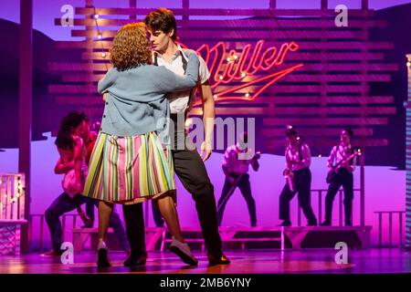 Dominion Theatre, Londres, Royaume-Uni. 20th janvier 2023. 'Danse irty – The Classic Story on Stage' CAST, inc Kira Malou comme Frances “Baby” Houseman et Michael O’Reilly comme Johnny Castle au Dominion Theatre de West End. Après sa course record l'année dernière, Dirty Dancing - The Classic Story on Stage revient au West End jusqu'au 29th avril. Photo par Amanda Rose/Alamy Live News Banque D'Images