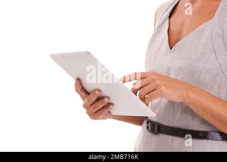 Mains, femme d'affaires et tablette en studio, isolées sur fond blanc ou espace de maquette. Gros plan, modèle féminin et technologie numérique pour Banque D'Images