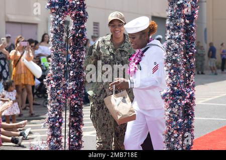 A ÉTATS-UNIS Marine Sailor affecté au destroyer de missiles guidés de classe Arleigh Burke USS Frank E. Petersen, Jr (DDG 121) se réunit avec sa famille au cours de la cérémonie de retour à la maison du navire à la base conjointe Pearl Harbor-Hickam, Hawaï, 13 juin 2022. Le USS Frank E. Petersen, Jr. Est nommé d'après les États-Unis à la retraite Corps de la marine le lieutenant général Frank E. Petersen, Jr., qui a été le premier américain noir Aviateur du corps marin et première Marine noire à devenir un général trois étoiles. Petersen a servi deux tours de combat : en Corée en 1953 et au Vietnam en 1968. Il a effectué plus de 350 missions de combat et a eu plus de 4 000 heures en va Banque D'Images