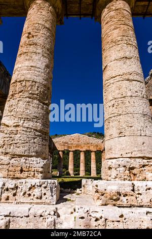 Détail du temple dorique de Segesta, une ruine préservée d'un Elymien vieux de 2500 ans et plus tard une colonie grecque dans le nord-ouest de la Sicile. Banque D'Images