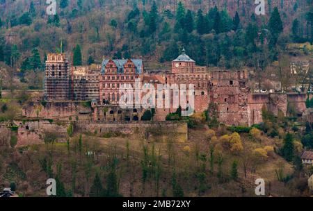 Superbe vue d'ensemble sur le célèbre château de la ruine de Heidelberger Schloss en Allemagne. De gauche à droite : clocher, salle de verre, aile de Friedrich, Barrel... Banque D'Images