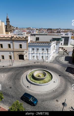 Vue aérienne depuis la tour octogonale de l'Alcazar de Jerez de la Frontera sur un rond-point avec fontaine et église de San Miguel. Andalousie, Espagne. Banque D'Images