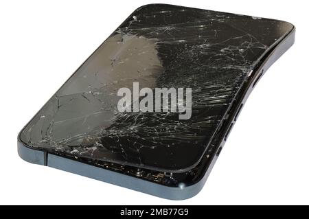 Smartphone cassé montrant des fissures à l'écran sur fond blanc. Banque D'Images