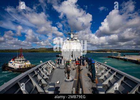 Port de l'APRA, Guam (13 juin 2022) le croiseur à missiles guidés de classe Ticonderoga USS Chancellorsville (CG 62) part du port d'Apra, Guam (13 juin), après une visite de routine du port. Chancellorsville est déployé vers l'avant à la flotte américaine 7th pour soutenir la sécurité et la stabilité dans l'Indo-Pacifique et est affecté au commandant de la Force opérationnelle 70, une force prête pour le combat qui protège et défend l'intérêt maritime collectif de ses alliés et partenaires dans la région. Banque D'Images