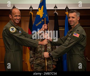 ÉTATS-UNIS Le lieutenant-colonel Kevin Thomas de la Force aérienne, commandant entrant du Programme d'échange du personnel militaire, reçoit le commandement du MPEP de Brig. Le général John Teichert, sous-secrétaire adjoint adjoint de la Force aérienne, Affaires internationales, lors d'une cérémonie de passation de commandement au pavillon et centre de villégiature Edelweiss, à Garmisch-Partenkirchen, Allemagne, 13 juin 2022. Avant de devenir commandant du MPEP, Thomas a servi comme pilote C-32A à la base interarmées Andrews, Maryland, où il a volé et planifié des équipes pilotes pour des missions de transport aérien de direction. Banque D'Images