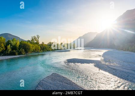 Tagliamento près de Venzone dans le nord de l'Italie à la fin de l'été et à l'automne. Célèbre rivière qui relie les Alpes à la mer Adriatique. Banque D'Images