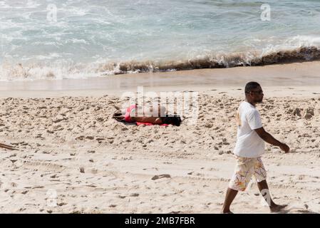 Salvador, Bahia, Brésil - 09 février 2018: Personnes dormant sur le sable de la plage après la nuit de carnaval dans la ville de Salvador, Bahia. Banque D'Images