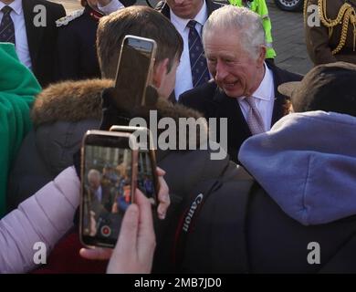 Le roi Charles III parle aux membres du public lorsqu'il part après une visite à l'hôtel de ville de Bolton, dans le cadre d'une visite dans le Grand Manchester. Date de la photo: Vendredi 20 janvier 2023. Banque D'Images