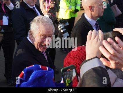 Le roi Charles III parle aux membres du public lorsqu'il part après une visite à l'hôtel de ville de Bolton, dans le cadre d'une visite dans le Grand Manchester. Date de la photo: Vendredi 20 janvier 2023. Banque D'Images