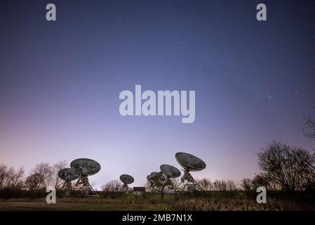 Sous un ciel étoilé, le Mullard Radio Telescope Array à Cambridge se dresse majestueusement. Banque D'Images