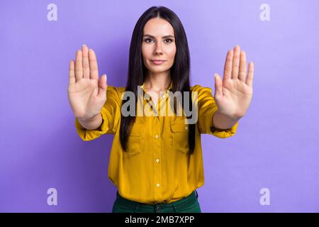 Photo de femme sérieuse de porter des vêtements élégants montrant deux bras garder la distance ne viennent isolés sur fond violet couleur Banque D'Images