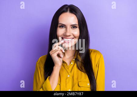 Portrait d'une charmante femme créative avec un sourire éclatant doigt toucher lèvre isolée sur fond violet Banque D'Images