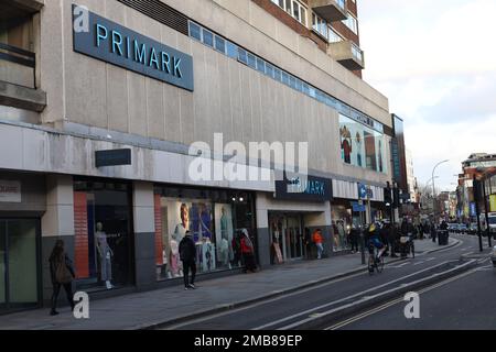 Extérieur du magasin de vêtements Primark à Hammersmith, sur King Street. Banque D'Images