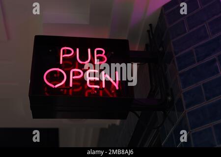 Panneau Neon 'Pub Open' à Londres, Royaume-Uni. Banque D'Images