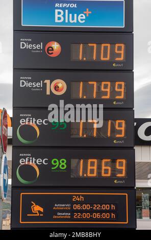 Alicante, Espagne – 16 janvier 2023. Pompe à gaz Repsol en Espagne montrant les prix par litre pour le diesel et l'essence 95 et 98. Banque D'Images