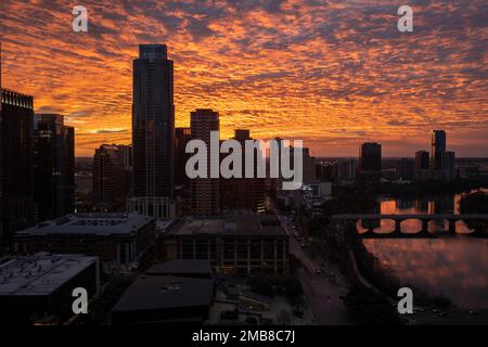 Lever du soleil au-dessus d'Austin, Texas, avec le lac Ladybird donnant sur Cesar Chavez Blvd. Banque D'Images