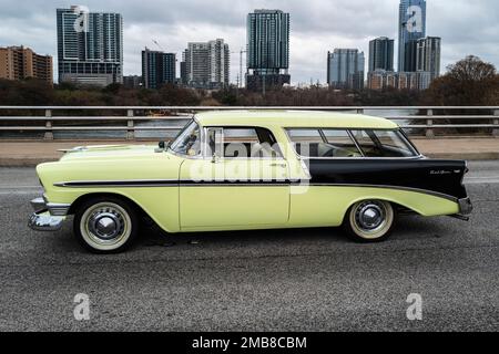 Voiture de station Nomad 1955 de Chevrolet sur Congress Bridge à Austin, au Texas. Banque D'Images